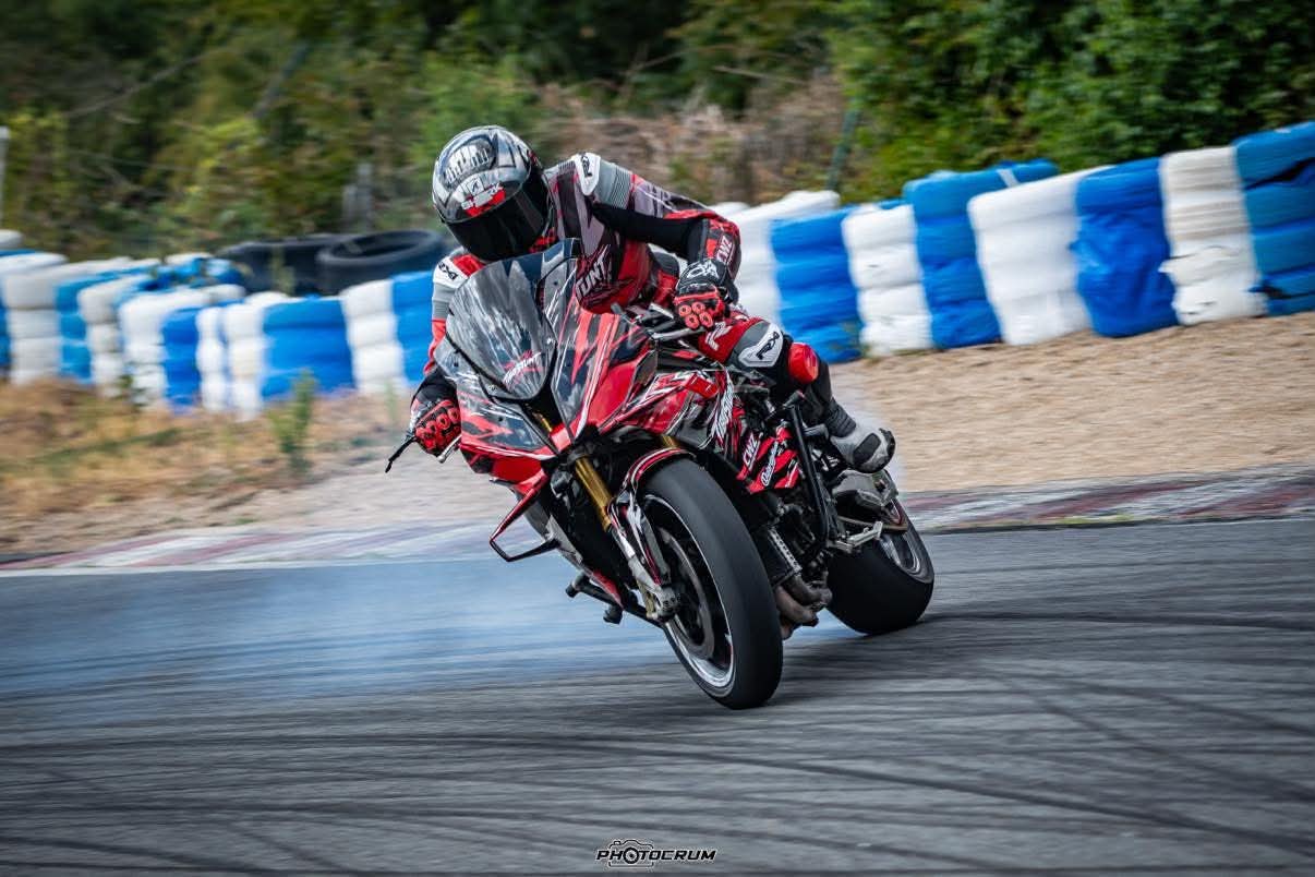 Pilote de la team D.F.C. en glisse sur circuit